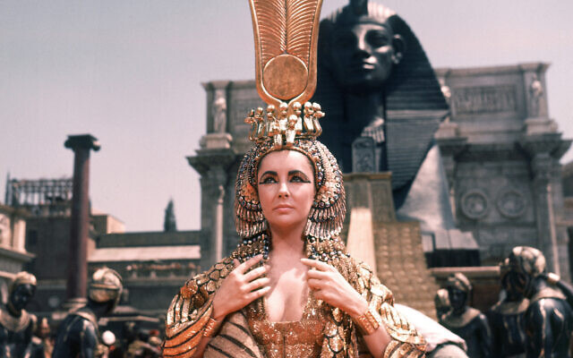 L'actrice britannique Elizabeth Taylor pendant le tournage de "Cléopâtre" aux studios Cinecitta de Rome, en Italie, le 8 mai 1962. (Crédit : AP Photo)