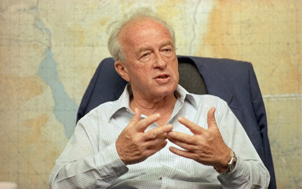 Le ministre israélien de la Défense, Yitzhak Rabin, lors d'une interview dans les bureaux du ministère de la Défense, à Tel Aviv, le 18 mai 1989. (Crédit : Anat Givon/AP Photo)