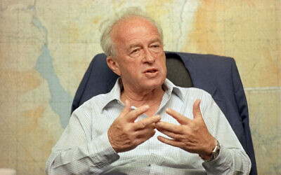 Le ministre israélien de la Défense, Yitzhak Rabin, lors d'une interview dans les bureaux du ministère de la Défense, à Tel Aviv, le 18 mai 1989. (Crédit : Anat Givon/AP Photo)