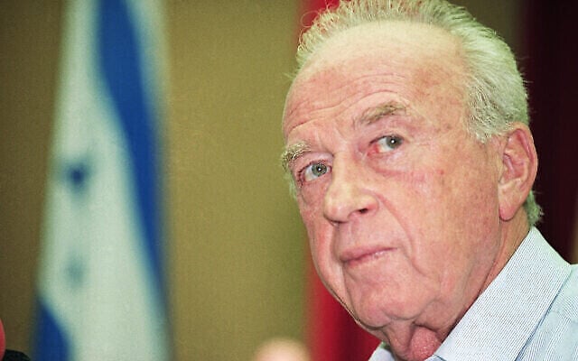 Yitzhak Rabin lors d’une conférence de presse au siège du Parti travailliste le mercredi 24 juin 1992 à Tel Aviv, le lendemain de son élection au poste de Premier ministre. (Photo AP)