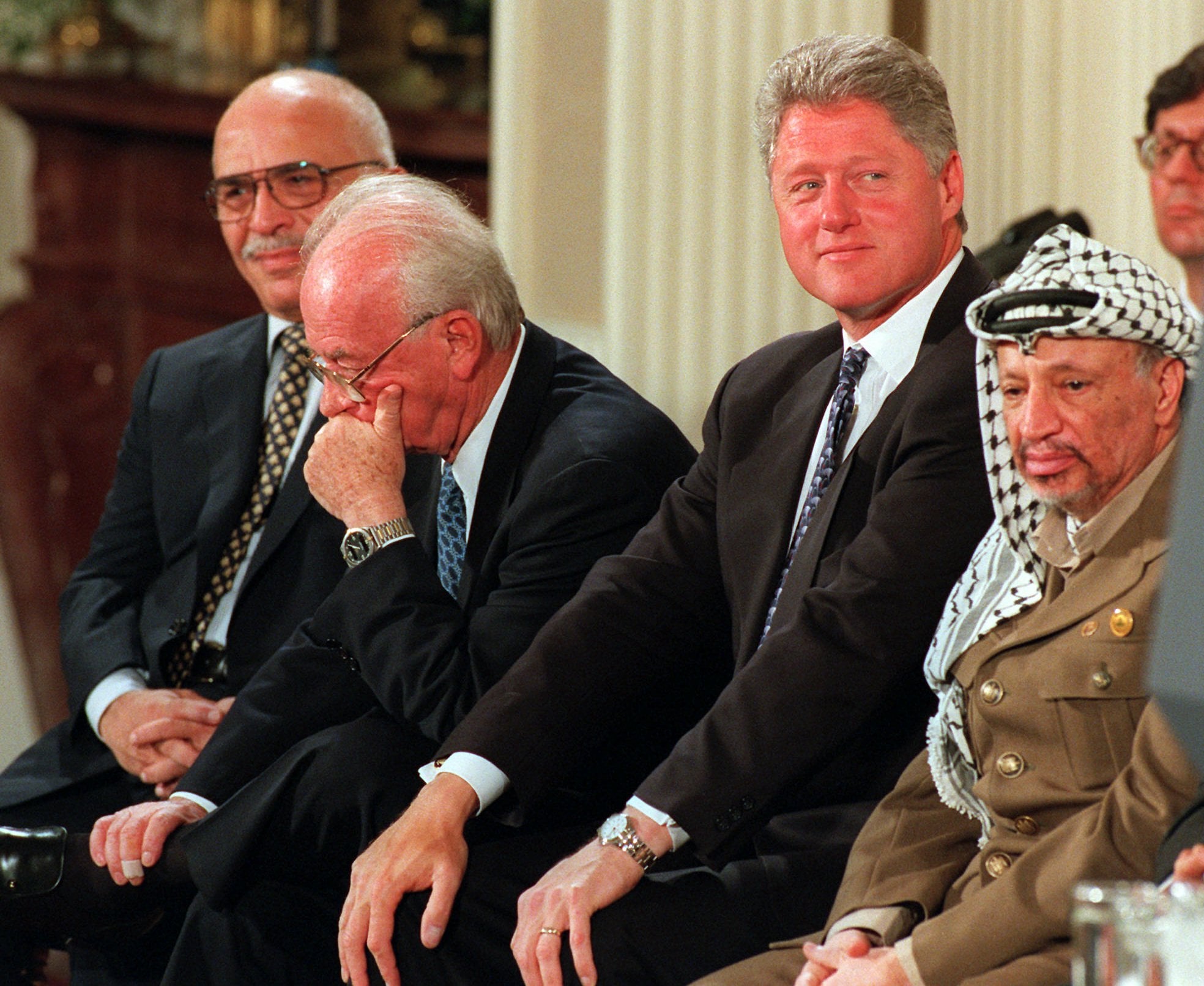 Le Premier ministre Yitzhak Rabin, (deuxième à partir de la gauche), tient sa tête dans sa main lors d'une cérémonie de signature de l'accord intérimaire sur la Cisjordanie et la bande de Gaza, dit Oslo II, le 28 septembre 1995, dans la salle Est de la Maison Blanche. De gauche à droite, le roi Hussein de Jordanie, Rabin, le président américain Bill Clinton et le chef de l'OLP Yasser Arafat. (AP Photo/Denis Paquin) Le Premier ministre Yitzhak Rabin, (deuxième à partir de la gauche), tient sa tête dans sa main lors d'une cérémonie de signature de l'accord intérimaire sur la Cisjordanie et la bande de Gaza, dit Oslo II, le 28 septembre 1995, dans la salle Est de la Maison Blanche. De gauche à droite, le roi Hussein de Jordanie, Rabin, le président américain Bill Clinton et le chef de l'OLP Yasser Arafat. (AP Photo/Denis Paquin)
