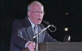 Le Premier ministre Yitzhak Rabin s'adressant à une foule de plus de 100 000 Israéliens à Tel Aviv, le 4 novembre 1995, avant d'être assassiné quelques instants après. (Crédit : Nati Harnik/AP)