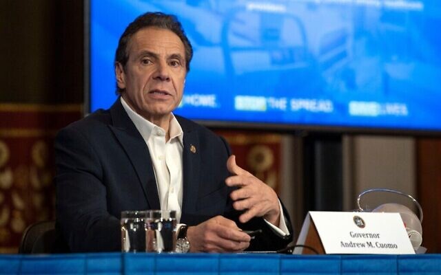 Le gouverneur de New York Andrew Cuomo s'entretient avec des journalistes à Albany, capitale de l'État de New York, lors de sa conférence de presse quotidienne sur la crise du coronavirus, le 29 mars 2020. (Bureau du gouverneur Andrew Cuomo/via JTA)