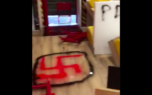 Une croix gammée taguée dans le restaurant Burger Kasher, rue Manin dans le XIXe arrondissement de Paris. (Capture d'écran Twitter / UEJF)