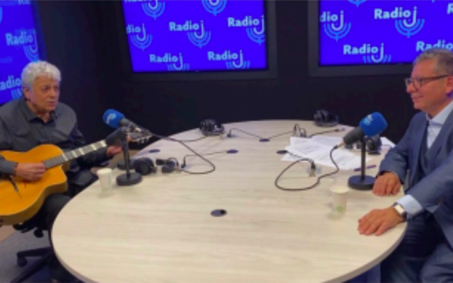 Le chanteur Enrico Macias et l’animateur Frédéric Haziza au micro de l’émission « Les enfants de la République », diffusée chaque dimanche sur Radio J. (Crédit : Radio J)