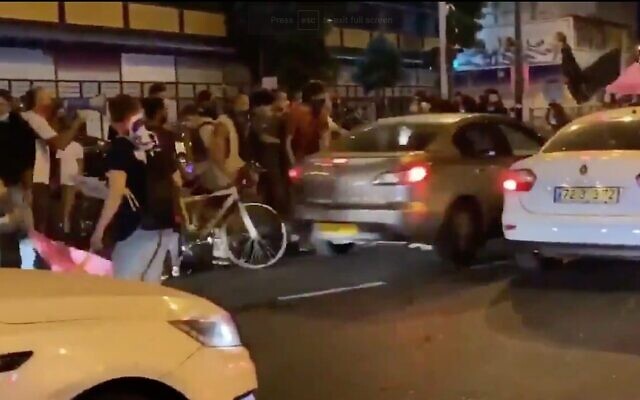 Capture d'écran vidéo d'une voiture, (au centre), alors qu'elle heurte des manifestants antigouvernementaux lors d'un rassemblement à Tel Aviv, le 1er octobre 2020. (Twitter) Capture d'écran vidéo d'une voiture, (au centre), alors qu'elle heurte des manifestants antigouvernementaux lors d'un rassemblement à Tel Aviv, le 1er octobre 2020. (Twitter)