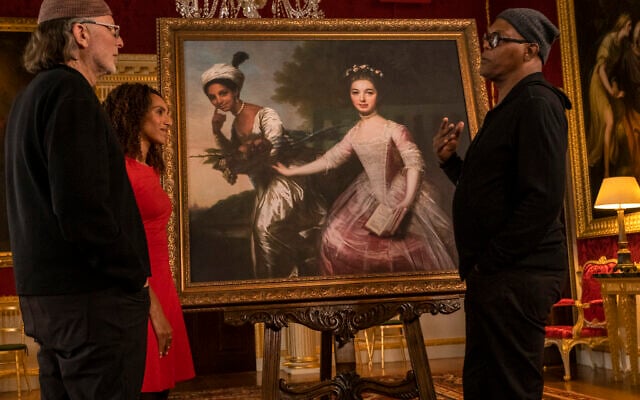 Samuel L. Jackson, Afua Hirsch, et Simcha Jacobovici discutent du portrait de Dido Elizabeth Belle. (Crédit : AP Slave Ships Productions Ltd./Cornelia Street’s Ships Ltd.)