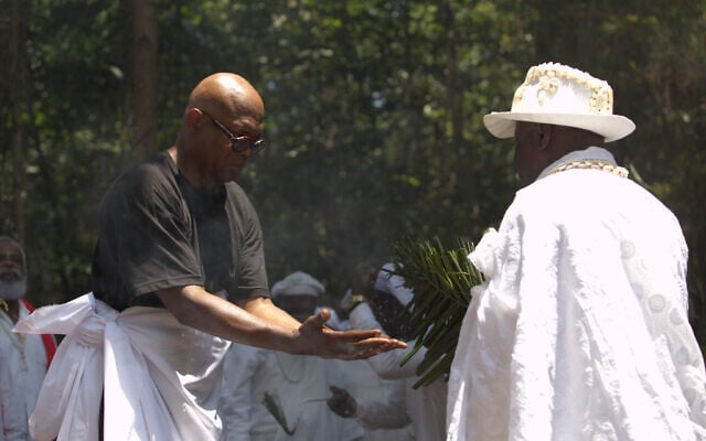 Samuel L. Jackson dans un extrait "d'Enslaved". (Crédit : AP Slave Ships Productions Ltd./Cornelia Street’s Ships Ltd.)