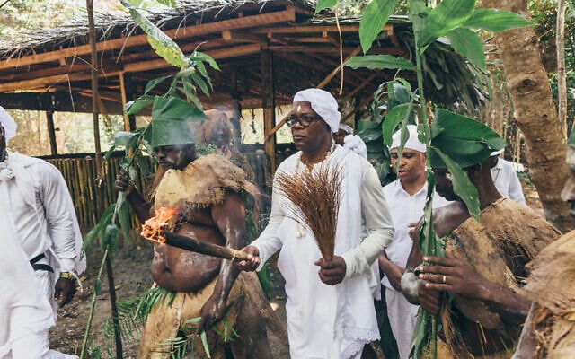 Samuel L. Jackson participe à une cérémonie d'initiation à la tribu Benga, au Gabon. (Crédit : AP Slave Ships Productions Ltd./Cornelia Street’s Ships Ltd.)