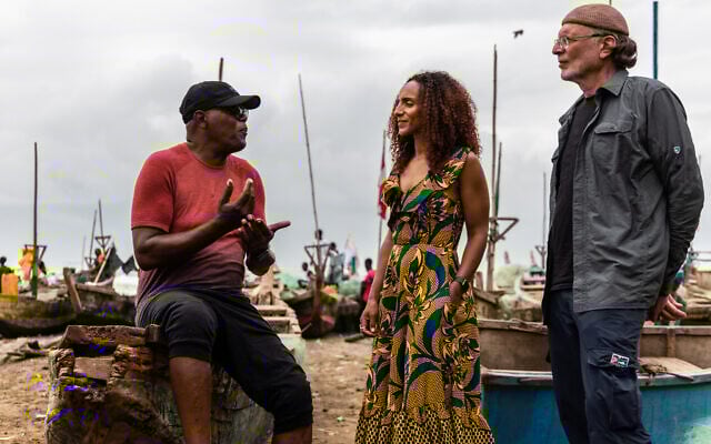 De gauche à droite, Samuel L. Jackson, Afua Hirsch et Simcha Jacobovici dans un extrait de "Enslaved" (Crédit : AP Slave Ships Productions Ltd./Cornelia Street’s Ships Ltd.)