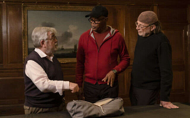 Samuel L. Jackson, au centre, et Simcha Jacobovici, à droite, dans un extrait de "Enslaved". (Crédit : AP Slave Ships Productions Ltd./Cornelia Street’s Ships Ltd.)
