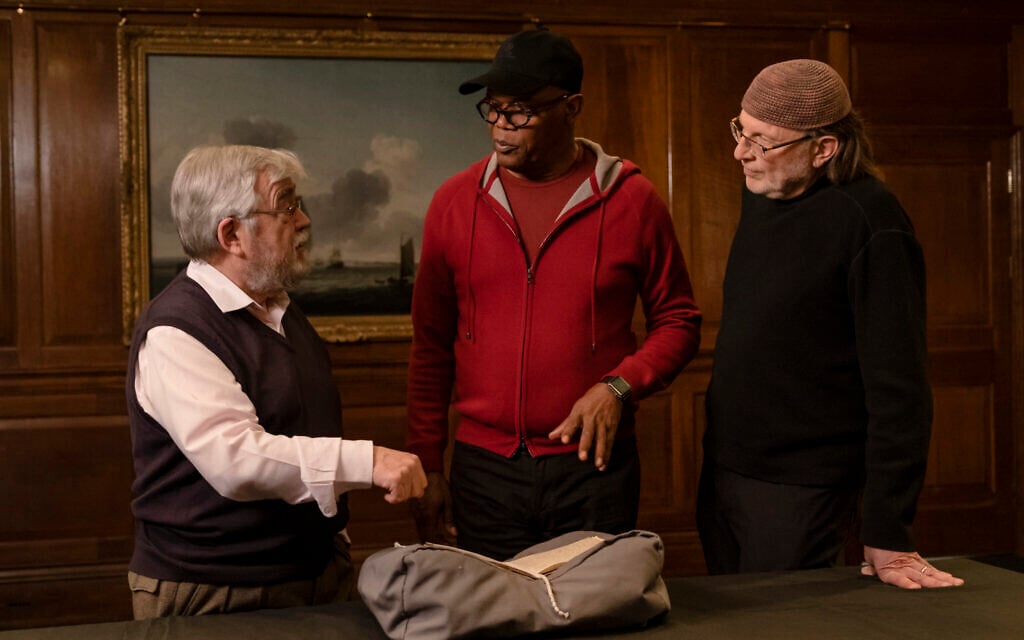 Samuel L. Jackson, au centre, et Simcha Jacobovici, à droite, dans un extrait de "Enslaved". (Crédit : AP Slave Ships Productions Ltd./Cornelia Street’s Ships Ltd.)