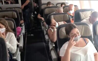 Capture d'écran d'une vidéo montrant les passagers du vol El Al vers Athènes qui n'a pas décollé en raison d'un problème de moteur, le 1er octobre 2020 (Crédit : Ynet news)