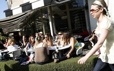 Photo illustrative de jeunes Israéliens dans un café à Tel Aviv. (Miriam Alster/Flash90)