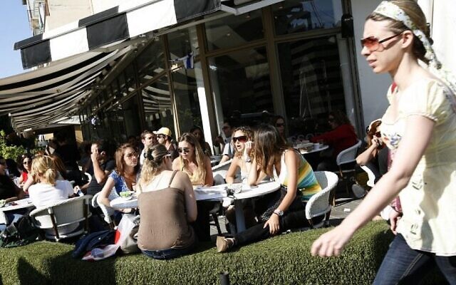 Photo illustrative de jeunes Israéliens dans un café à Tel Aviv. (Miriam Alster/Flash90)