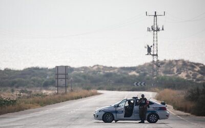 Illustration. Une voiture de la police militaire bloque une route menant à la plage de Zikim après avoir été fermée aux visiteurs, en raison de l'escalade des tirs de roquettes de la bande de Gaza vers le sud d'Israël, le 14 juillet 2018. (Hadas Parush/Flash90)