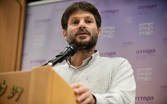 Bezalel Smotrich, alors ministre des Transports, s'exprime lors d'une cérémonie de remise de prix en l'honneur du rabbin d'extrême droite Yitzhak Ginsburg à Givat Shmuel, le 8 août 2019. (Tomer Neuberg/Flash90) Bezalel Smotrich, alors ministre des Transports, s'exprime lors d'une cérémonie de remise de prix en l'honneur du rabbin d'extrême droite Yitzhak Ginsburg à Givat Shmuel, le 8 août 2019. (Tomer Neuberg/Flash90)