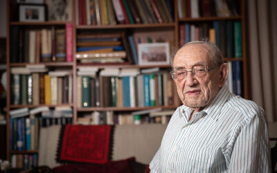 Le professeur Joshua Blau pose pour une photographie dans son habitation de Jérusalem, le 22 août 2019. (Crédit : Yonatan Sindel/Flash90)