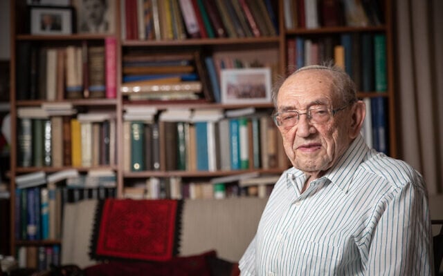 Le professeur Joshua Blau pose pour une photographie dans son habitation de Jérusalem, le 22 août 2019. (Crédit : Yonatan Sindel/Flash90)