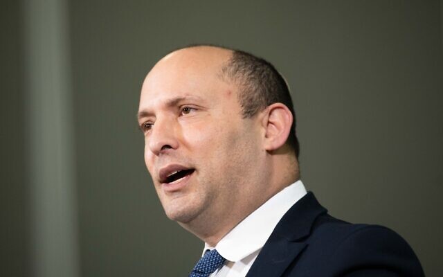 Le ministre de la Défense de l'époque, Naftali Bennett, fait une déclaration aux médias à Ariel, ville israélienne en Samarie, (au nord de la Cisjordanie), le 26 janvier 2020. (Sraya Diamant/Flash90) Le ministre de la Défense de l'époque, Naftali Bennett, fait une déclaration aux médias à Ariel, ville israélienne en Samarie, (au nord de la Cisjordanie), le 26 janvier 2020. (Sraya Diamant/Flash90)