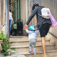 Illustration : Des enfants retournant dans les crèches et maternelles à Tel Aviv, après un confinement, le 10 mai 2020. (Crédit : Avshalom Sassoni/Flash90