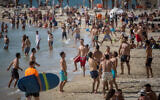 Les Israéliens profitent de la plage de Tel Aviv, alors que la température monte à 40 degrés dans certaines parties du pays, le 16 mai 2020. (Miriam Alster/Flash90)