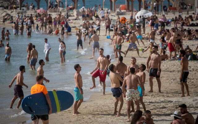 Les Israéliens profitent de la plage de Tel Aviv, alors que la température monte à 40 degrés dans certaines parties du pays, le 16 mai 2020. (Miriam Alster/Flash90)