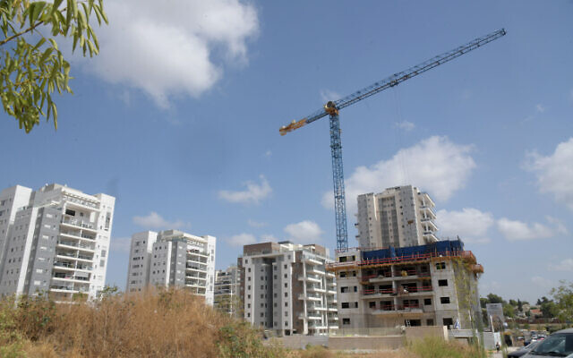Photo d'illustration : Un site de construction de nouveaux bâtiments résidentiels dans un quartier récent de Beer Yaakov, dans le centre d'Israël, le 26 mars 2020. (Crédit : Flash90) Photo d'illustration : Un site de construction de nouveaux bâtiments résidentiels dans un quartier récent de Beer Yaakov, dans le centre d'Israël, le 26 mars 2020. (Crédit : Flash90)