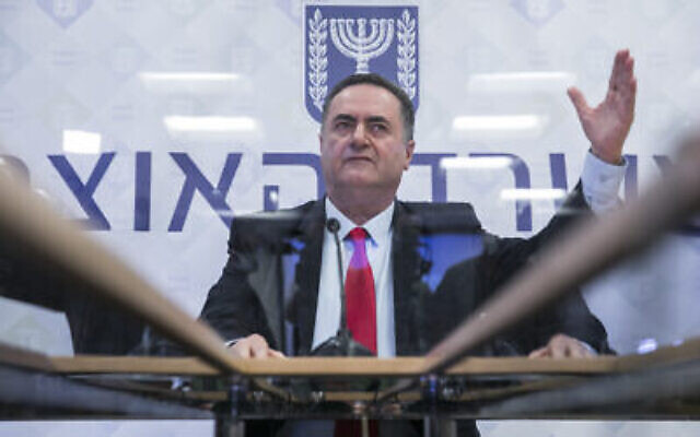 Israel Katz lors d'une conférence de presse, au ministère des Finances à Jérusalem, le 1er juillet 2020. (Crédit : Olivier Fitoussi/Flash90) Israel Katz lors d'une conférence de presse, au ministère des Finances à Jérusalem, le 1er juillet 2020. (Crédit : Olivier Fitoussi/Flash90)