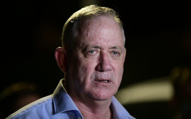 Le ministre de la Défense Benny Gantz s'adresse aux médias devant son domicile de Rosh Haayin, le 9 août 2020. (Crédit : Tomer Neuberg / Flash90)