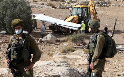 Israël démolit une maison construite sans permis à Yatta, en Cisjordanie, le 11 août 2020. (Wisam Hashlamoun/Flash90)