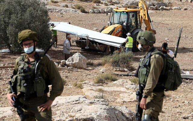 Israël démolit une maison construite sans permis à Yatta, en Cisjordanie, le 11 août 2020. (Wisam Hashlamoun/Flash90) Israël démolit une maison construite sans permis à Yatta, en Cisjordanie, le 11 août 2020. (Wisam Hashlamoun/Flash90)
