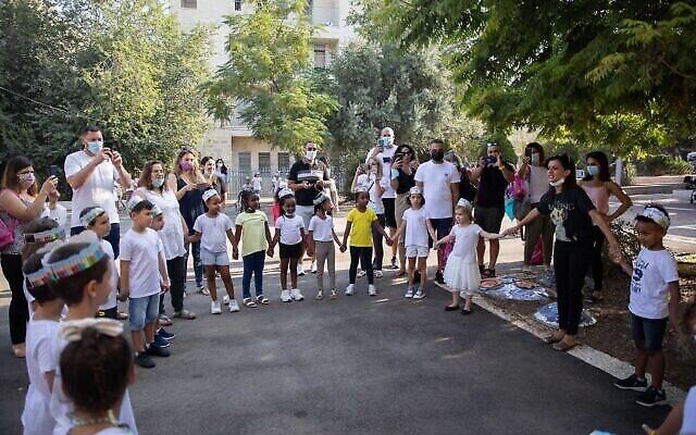 Des élèves de CP font leur rentrée à l'école Tali Geulim de Jérusalem, le 1er septembre 2020. (Crédit : Noam Revkin Fenton/Flash90)