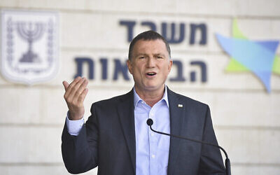 Le ministre de la Santé, Yuli Edelstein, s'exprime lors d'une conférence de presse à Airport City, près de Tel Aviv, le 17 septembre 2020. (Flash90)