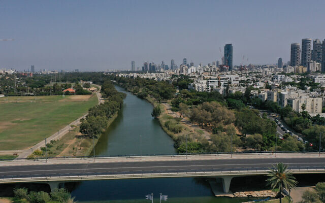 Le parc HaYarkon vide à Tel Aviv, le 20 septembre 2020. Israël a connu un pic de nouveaux cas COVID-19 amenant les autorités à réimposer un bouclage national qui a commencé vendredi et durera au moins trois semaines. (Menachem Lederman/Flash90) Le parc HaYarkon vide à Tel Aviv, le 20 septembre 2020. Israël a connu un pic de nouveaux cas COVID-19 amenant les autorités à réimposer un bouclage national qui a commencé vendredi et durera au moins trois semaines. (Menachem Lederman/Flash90)