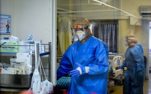 Des membres du personnel médical travaillent dans l'unité coronavirus du centre médical Kaplan, à Rehovot, le 22 septembre 2020. (Yossi Zeliger/Flash90) Des membres du personnel médical travaillent dans l'unité coronavirus du centre médical Kaplan, à Rehovot, le 22 septembre 2020. (Yossi Zeliger/Flash90)