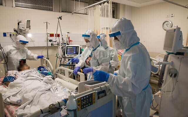 Illustration : du personnel médical porte des vêtements de protection pour travailler au service de coronavirus de l'hôpital Shaare Tsedek à Jérusalem le 23 septembre 2020. (Nati Shohat / Flash90) Illustration : du personnel médical porte des vêtements de protection pour travailler au service de coronavirus de l'hôpital Shaare Tsedek à Jérusalem le 23 septembre 2020. (Nati Shohat / Flash90)