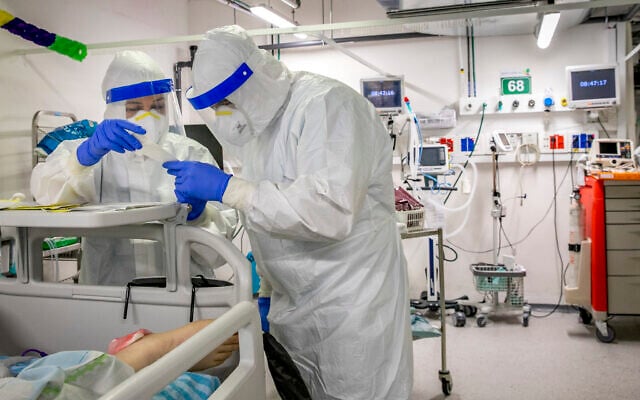 Des membres de l'équipe médicale de l'unité du coronavirus de l'hôpital de Belinson à Petah Tikva, le 4 octobre 2020. (Crédit : Yossi Aloni/Flash90) Des membres de l'équipe médicale de l'unité du coronavirus de l'hôpital de Belinson à Petah Tikva, le 4 octobre 2020. (Crédit : Yossi Aloni/Flash90)