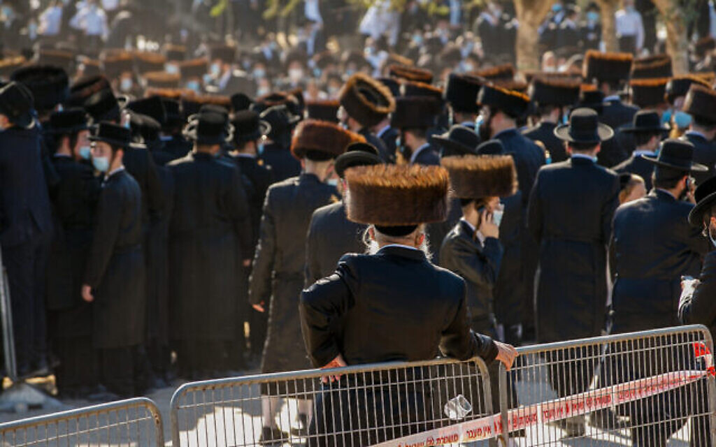 Des Juifs ultra-orthodoxes lors des funérailles du rabbin Mordechai Leifer de Pittsburgh dans la ville d'Ashdod, le 5 octobre 2020 (Crédit : Flash90)