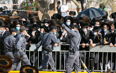 La police tente d'éloigner les Haredim venus participer aux funérailles du rabbin Mordechai Leifer, le "rabbin de Pittsburgh", à Ashdod, le 5 octobre 2020. (Crédit :Flash90)