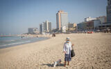 Des gens sur la plage de Tel Aviv, lors du bouclage national, le 7 octobre 2020. (Miriam Alster/FLASH90)