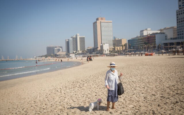 Des gens sur la plage de Tel Aviv, lors du bouclage national, le 7 octobre 2020. (Miriam Alster/FLASH90)