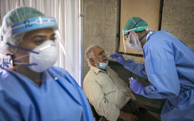 Des médecins et des infirmiers prélèvent des échantillons sur des habitants de Jérusalem pour vérifier s'ils ont été infectés par le coronavirus, à Sheikh Jarrah, Jérusalem, le 8 octobre 2020. (Olivier Fitoussi/Flash90)