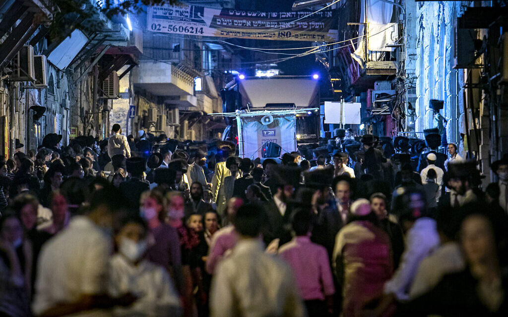 Des juifs ultra-orthodoxes devant la synagogue Toldot Aharon de Mea Shearim à Jérusalem pendant les célébrations de Souccot, le 8 octobre 2000, plus de trois semaines après le début d'un confinement national qui ordonne de limiter les rassemblements afin de prévenir la propagation de la contagion du coronavirus. (Olivier Fitoussi/Flash90)