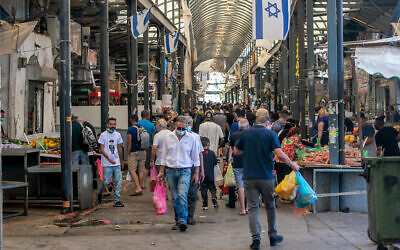 Des gens font leur marché à Ramlé, dans le centre du pays, le 16 octobre 2020. (Crédit : Yossi Aloni/Flash90)
