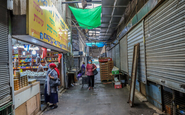 Des gens déambulent dans le marché presque vide de Rehovot, le 19 octobre 2020. (Yossi Aloni/Flash90) Des gens déambulent dans le marché presque vide de Rehovot, le 19 octobre 2020. (Yossi Aloni/Flash90)