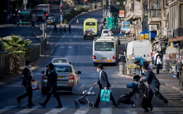 Des ultra-orthodoxes à Jérusalem, le 19 octobre 2020. (Crédit : Yonathan Sindel/Flash90)