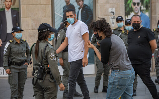 Des agents de la police des frontières israélienne patrouillent dans la rue Jaffa, dans le centre de Jérusalem, alors qu'Israël sort du confinement dû au coronavirus et lève les restrictions, le 21 octobre 2020. (Nati Shohat/Flash90) Des agents de la police des frontières israélienne patrouillent dans la rue Jaffa, dans le centre de Jérusalem, alors qu'Israël sort du confinement dû au coronavirus et lève les restrictions, le 21 octobre 2020. (Nati Shohat/Flash90)
