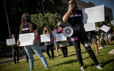 Des activistes manifestent en dénonçant de récents cas de violences faites aux femmes aux abords de la Knesset de Jérusalem, le 21 octobre 2020 (Crédit : Yonatan Sindel/Flash90)