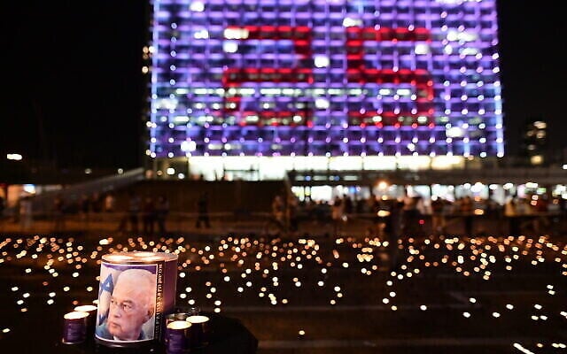 Des Israéliens allument 25 000 bougies pour commémorer les 25 ans de l'assassinat du Premier ministre Yitzhak Rabin, sur la place Rabin de Tel Aviv, le 29 octobre 2020. (Crédit : Tomer Neuberg / Flash90) Des Israéliens allument 25 000 bougies pour commémorer les 25 ans de l'assassinat du Premier ministre Yitzhak Rabin, sur la place Rabin de Tel Aviv, le 29 octobre 2020. (Crédit : Tomer Neuberg / Flash90)